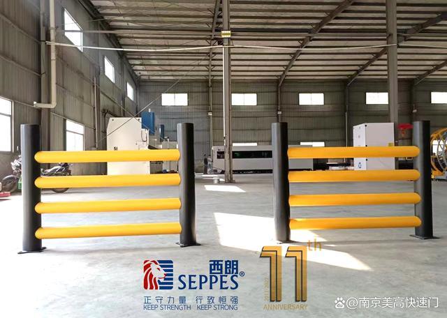 工厂车间,加油站等场合,装卸货物的车辆,加油的车进出过往,使得行人的